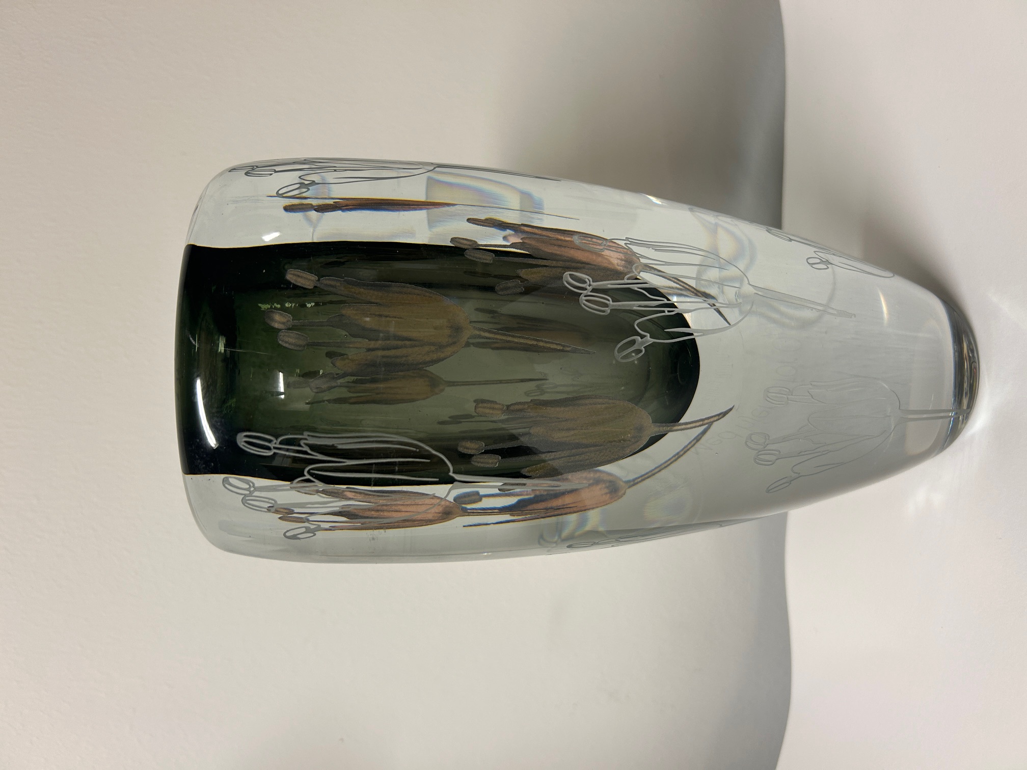 Cathrine Maske - Vase m mørk kjærne og blomsterrelieff